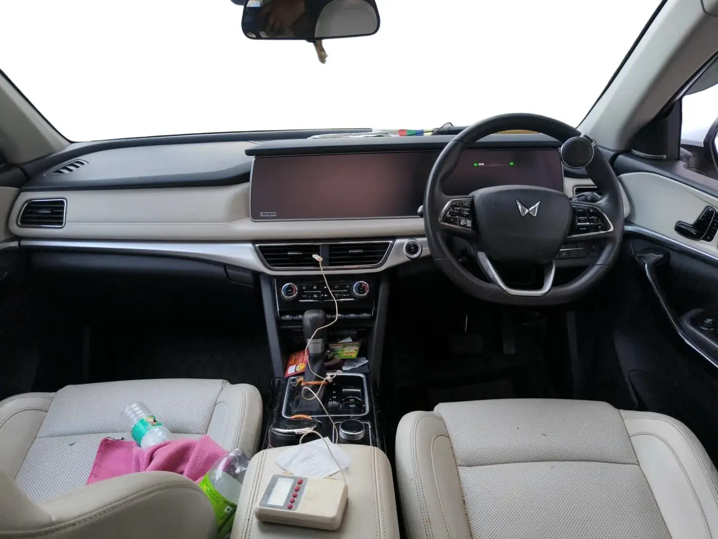 2025 Mahindra XUV700 AX 7 LUXURY D AT 7 STR, Diesel, Automatic, 39,078 km, interior