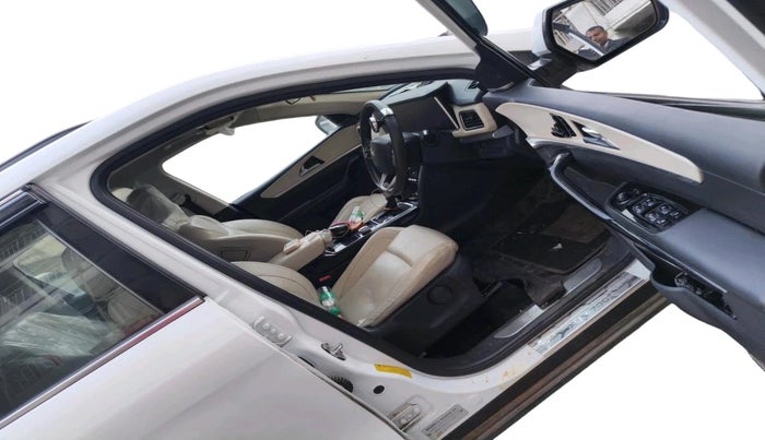 2025 Mahindra XUV700 AX 7 LUXURY D AT 7 STR, Diesel, Automatic, 39,078 km, interior