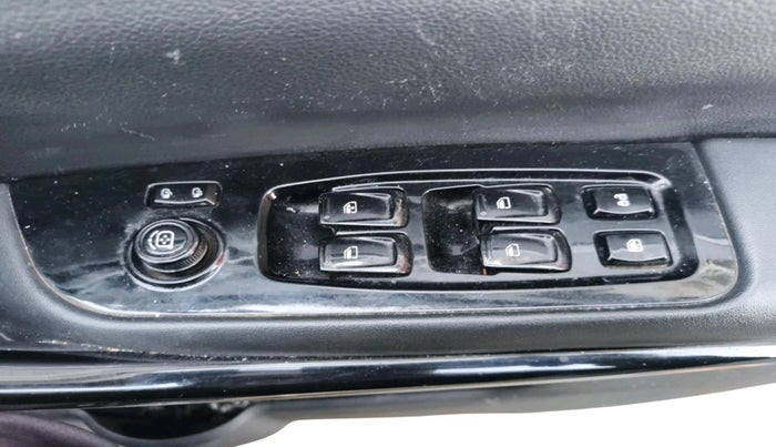 2025 Mahindra XUV700 AX 7 LUXURY D AT 7 STR, Diesel, Automatic, 39,078 km, interior