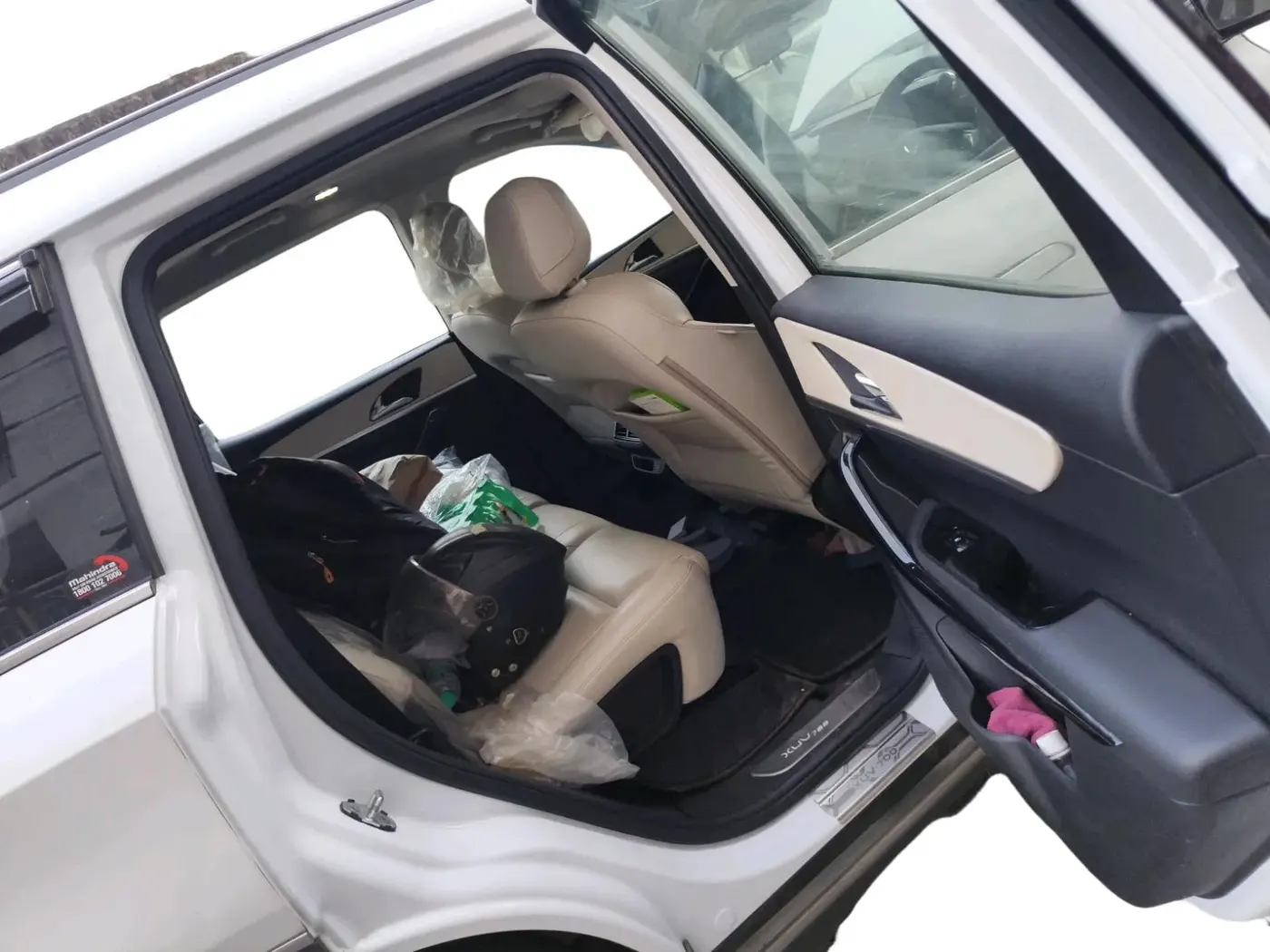 2025 Mahindra XUV700 AX 7 LUXURY D AT 7 STR, Diesel, Automatic, 39,078 km, interior