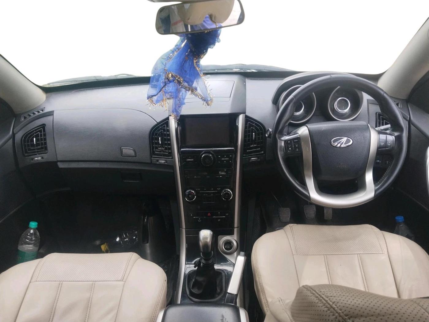 2018 Mahindra XUV500 W9, Diesel, Manual, 1,51,105 km, interior