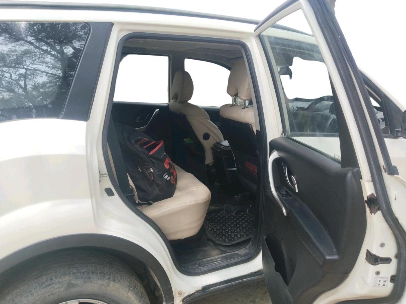 2018 Mahindra XUV500 W9, Diesel, Manual, 1,51,105 km, interior