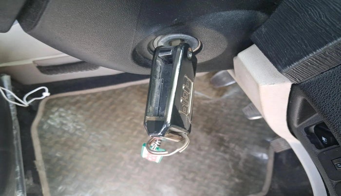 2015 Mahindra XUV500 W6, Diesel, Manual, 1,17,311 km, interior