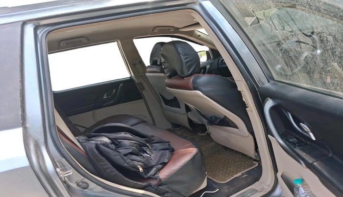2015 Mahindra XUV500 W6, Diesel, Manual, 1,17,311 km, interior