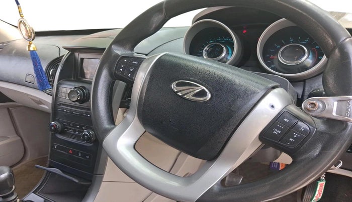 2015 Mahindra XUV500 W6, Diesel, Manual, 1,17,311 km, interior