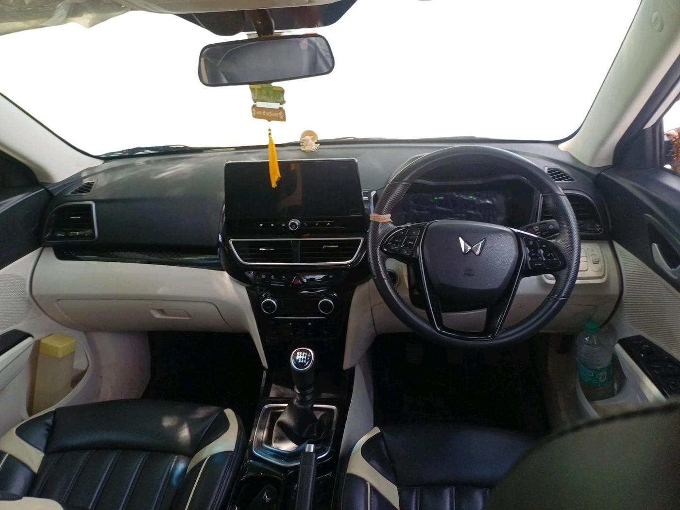2024 Mahindra XUV 3XO AX5 1.5 Turbo Diesel, Diesel, Manual, 27,424 km, interior