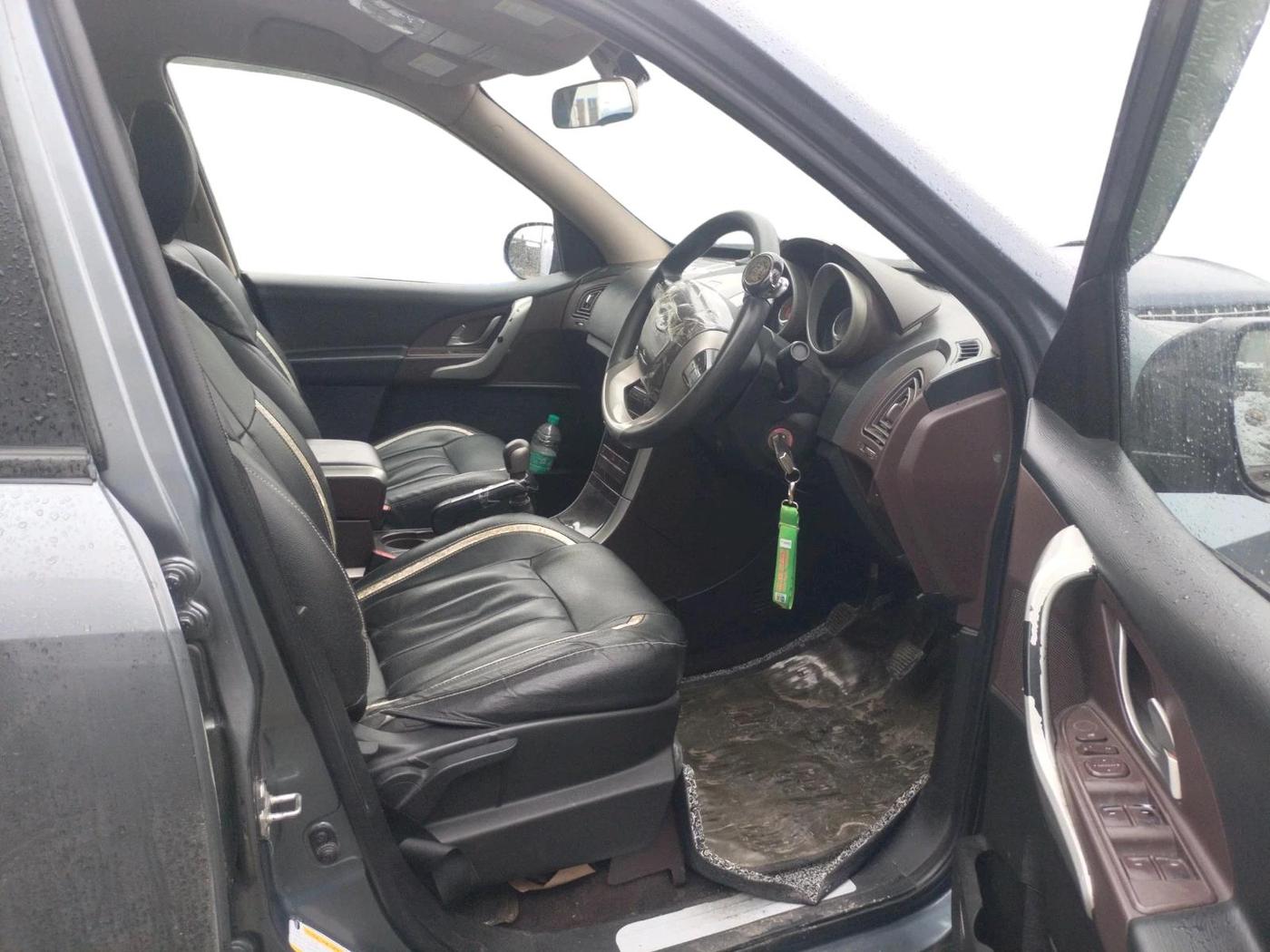 2013 Mahindra XUV500 W4, Diesel, Manual, 1,05,948 km, interior