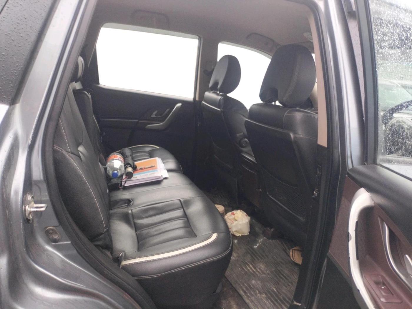 2013 Mahindra XUV500 W4, Diesel, Manual, 1,05,948 km, interior