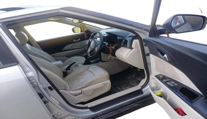 2020 Mahindra XUV300 W8 (O) 1.5 DIESEL, Diesel, Manual, 1,75,019 km, interior