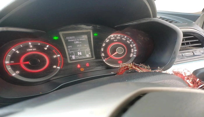 2020 Mahindra XUV300 W8 (O) 1.5 DIESEL, Diesel, Manual, 1,75,019 km, interior