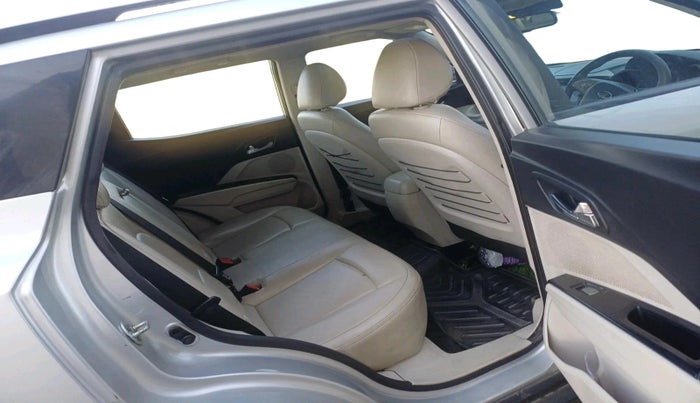 2020 Mahindra XUV300 W8 (O) 1.5 DIESEL, Diesel, Manual, 1,75,019 km, interior