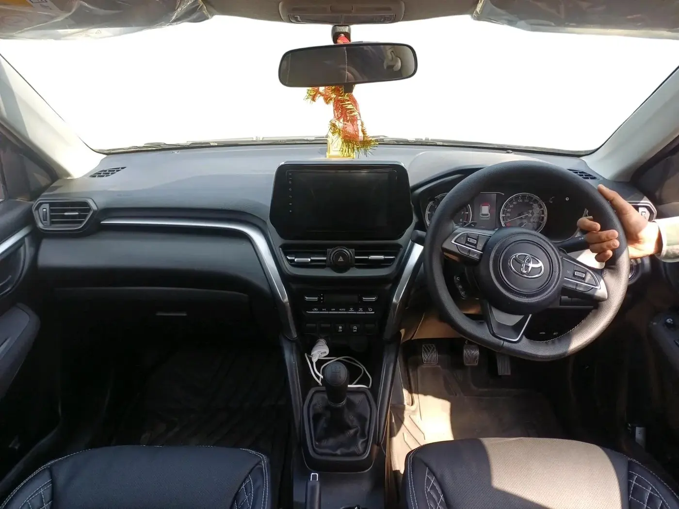 2025 Toyota URBAN CRUISER HYRYDER E NEO DRIVE, Petrol, Manual, 2,107 km, interior