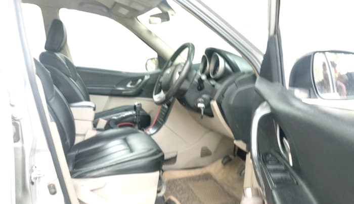 2016 Mahindra XUV500 W6 1.99, Diesel, Manual, 1,39,307 km, interior
