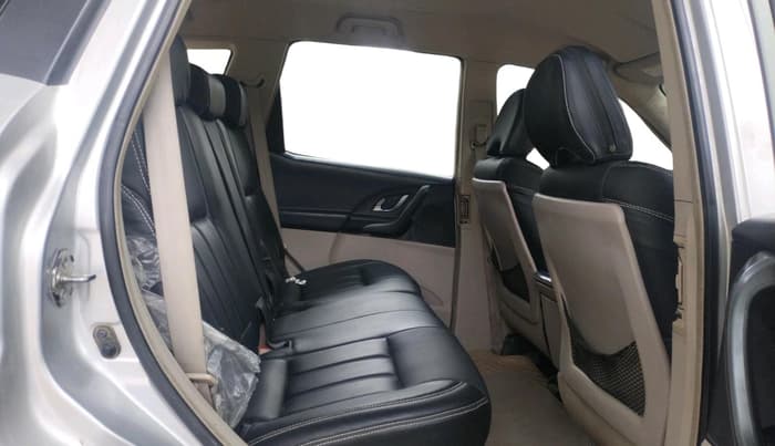 2016 Mahindra XUV500 W6 1.99, Diesel, Manual, 1,39,307 km, interior
