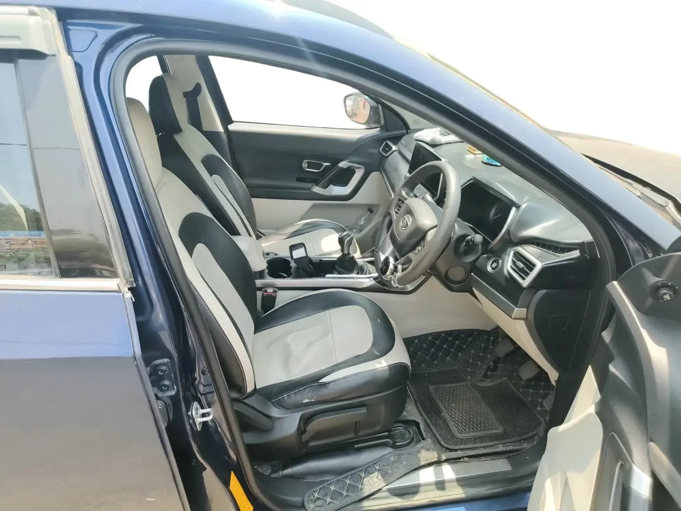 2021 Tata Safari XT PLUS, Diesel, Manual, 1,13,269 km, interior