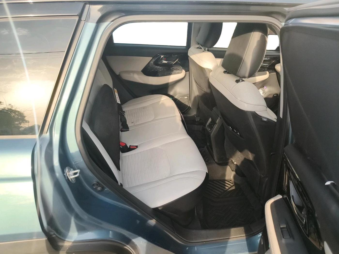 2025 Maruti Victoris Zxi Plus (O) 1.5 6AT Dual Tone, Petrol, Automatic, 24,795 km, interior