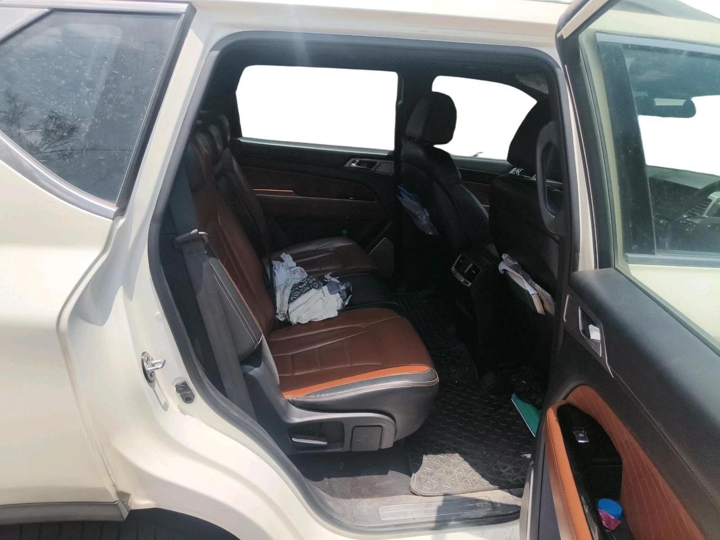 2019 Mahindra ALTURAS G4 4WD AT, Diesel, Automatic, 2,81,498 km, interior