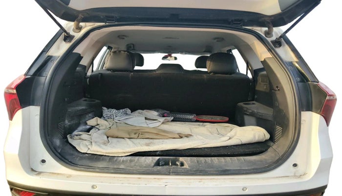 2022 Mahindra XUV700 MX P MT 5 STR, Petrol, Manual, 31,844 km, exterior