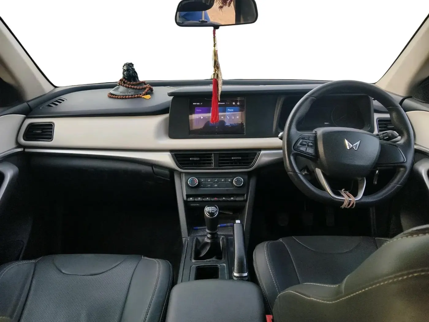 2022 Mahindra XUV700 MX P MT 5 STR, Petrol, Manual, 31,844 km, interior