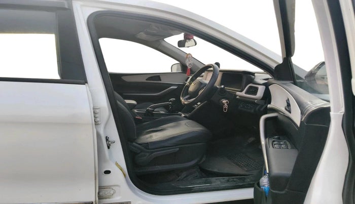 2022 Mahindra XUV700 MX P MT 5 STR, Petrol, Manual, 31,844 km, interior