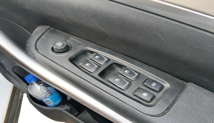 2022 Mahindra XUV700 MX P MT 5 STR, Petrol, Manual, 31,844 km, interior