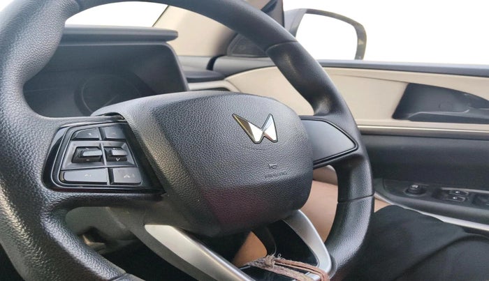 2022 Mahindra XUV700 MX P MT 5 STR, Petrol, Manual, 31,844 km, interior