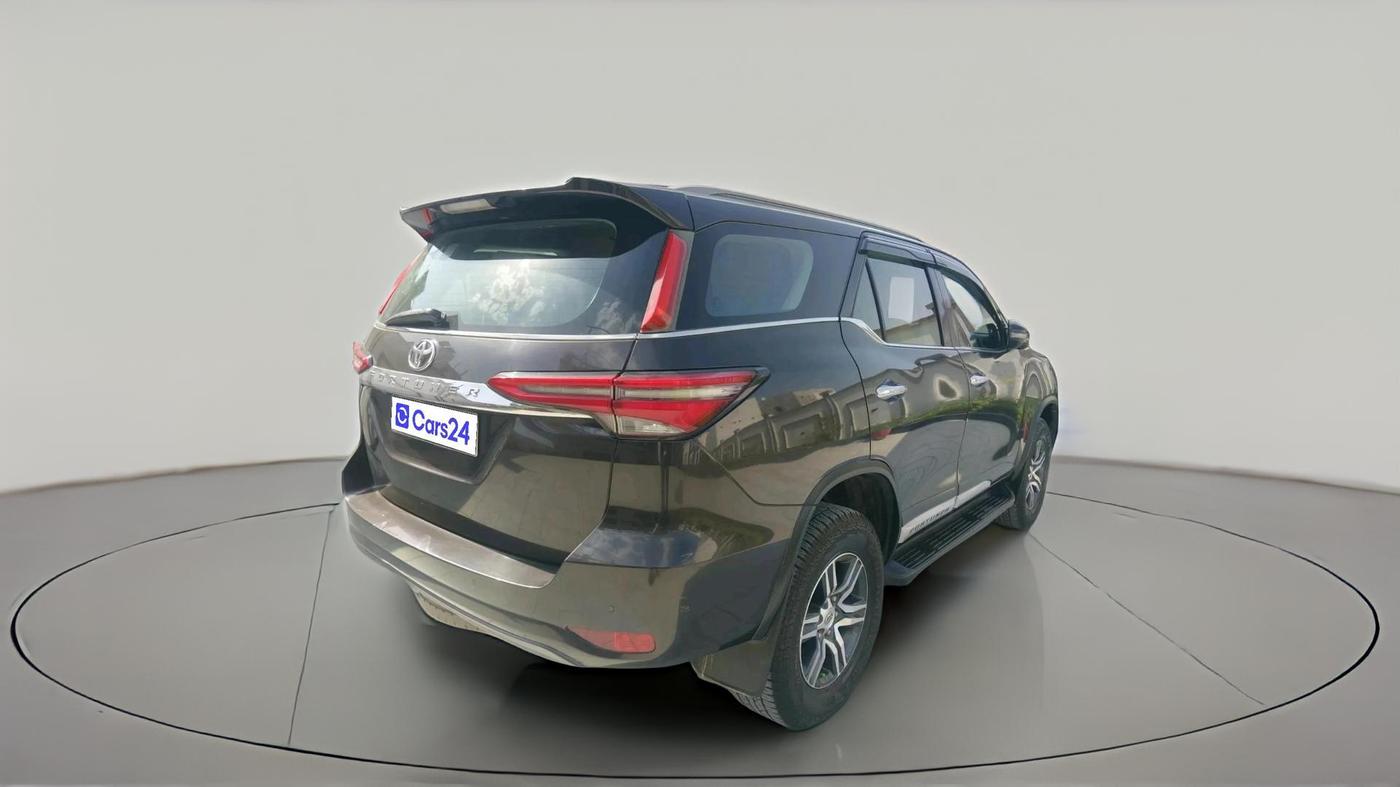 2022 Toyota Fortuner 4X2 AT 2.8 DIESEL, Diesel, Automatic, 1,06,037 km, exterior