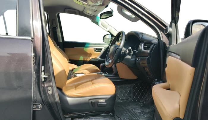 2022 Toyota Fortuner 4X2 AT 2.8 DIESEL, Diesel, Automatic, 1,06,037 km, interior