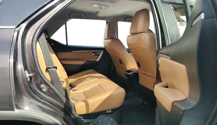 2022 Toyota Fortuner 4X2 AT 2.8 DIESEL, Diesel, Automatic, 1,06,037 km, interior