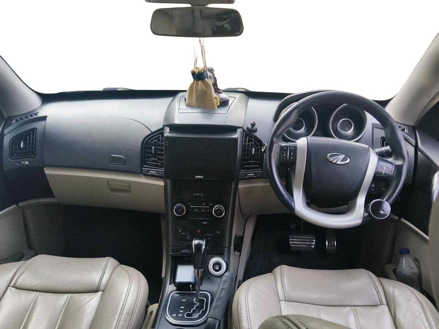 2017 Mahindra XUV500 W10 AT, Diesel, Automatic, 1,00,454 km, interior