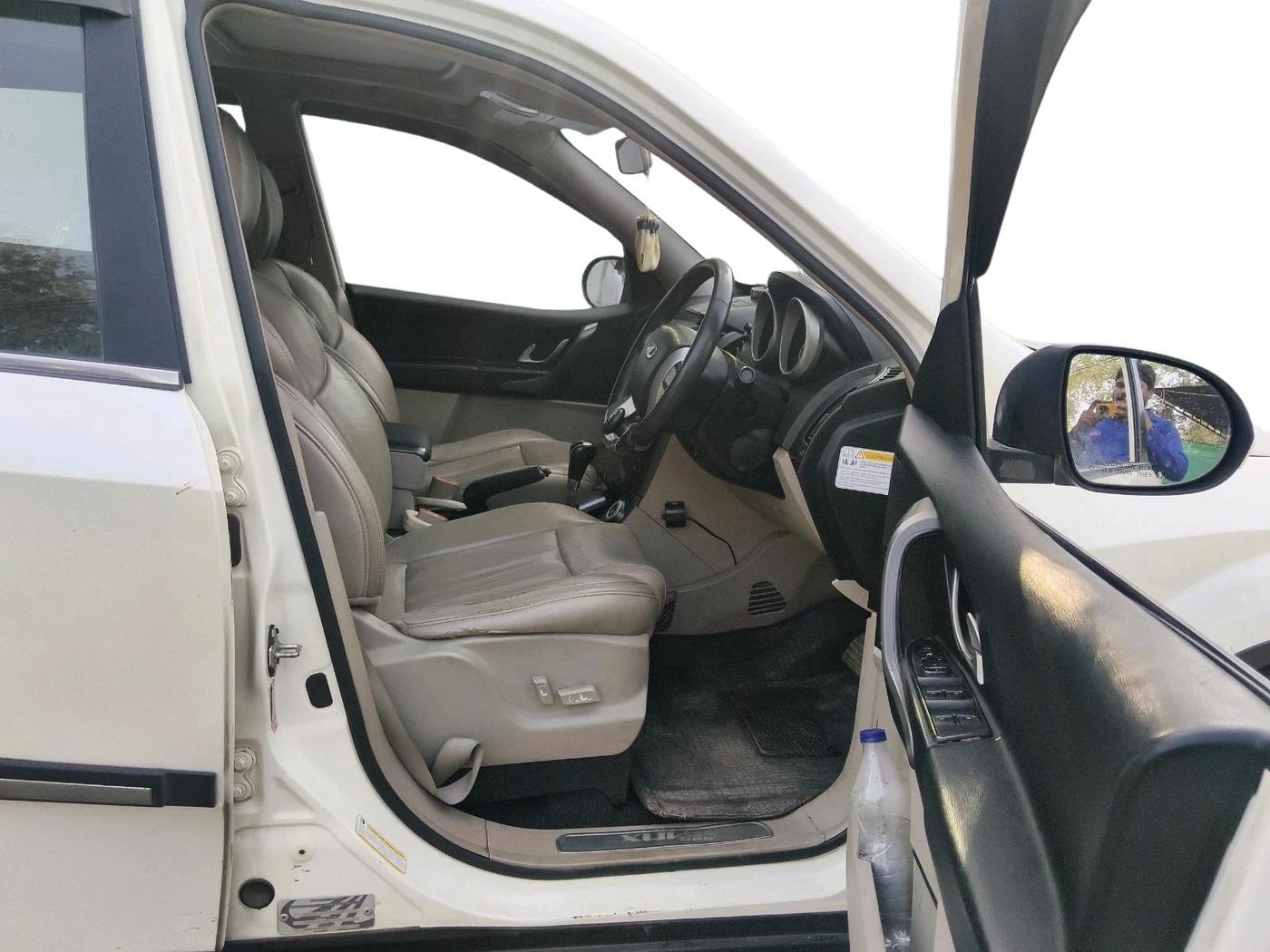 2017 Mahindra XUV500 W10 AT, Diesel, Automatic, 1,00,454 km, interior