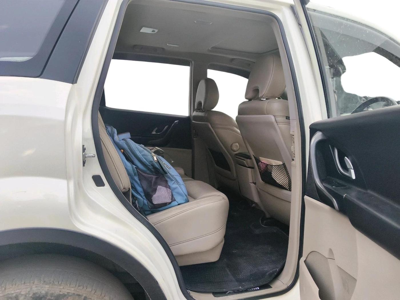 2017 Mahindra XUV500 W10 AT, Diesel, Automatic, 1,00,454 km, interior