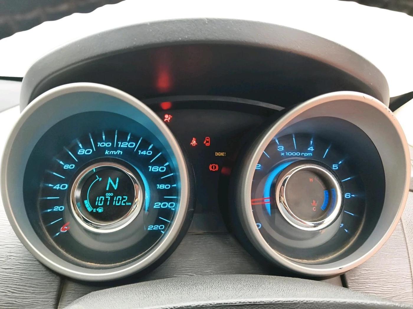 2015 Mahindra XUV500 W10, Diesel, Manual, 1,07,102 km, interior