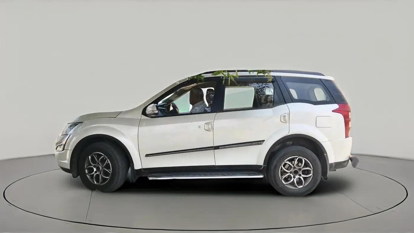 2017 Mahindra XUV500 W6, Diesel, Manual, 2,04,018 km, exterior