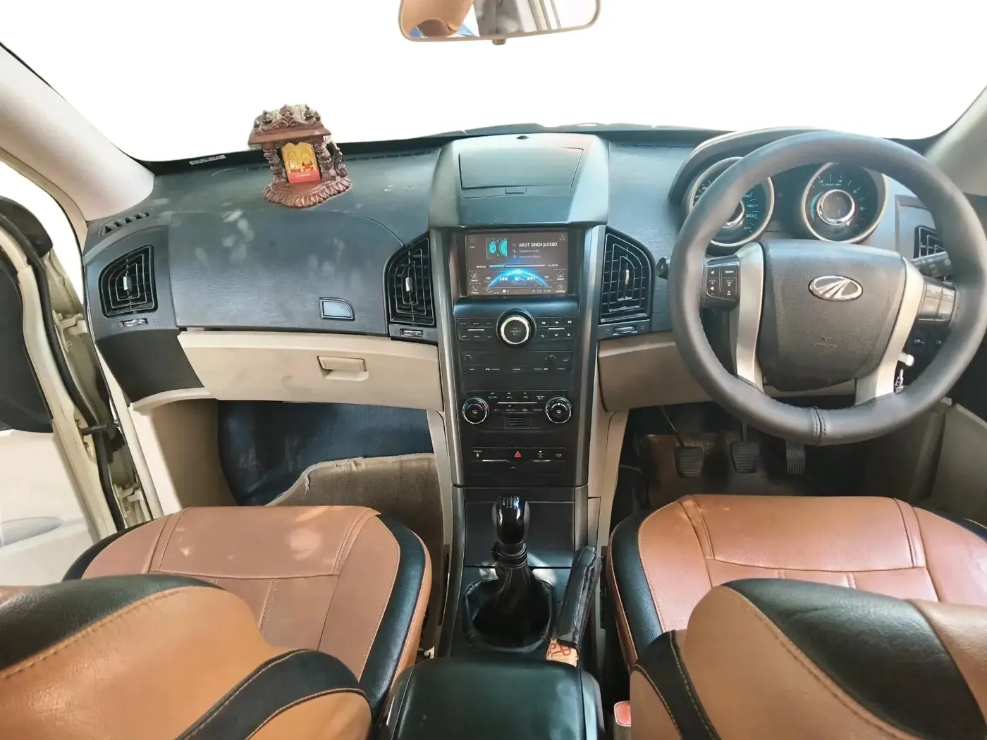 2017 Mahindra XUV500 W6, Diesel, Manual, 2,04,018 km, interior