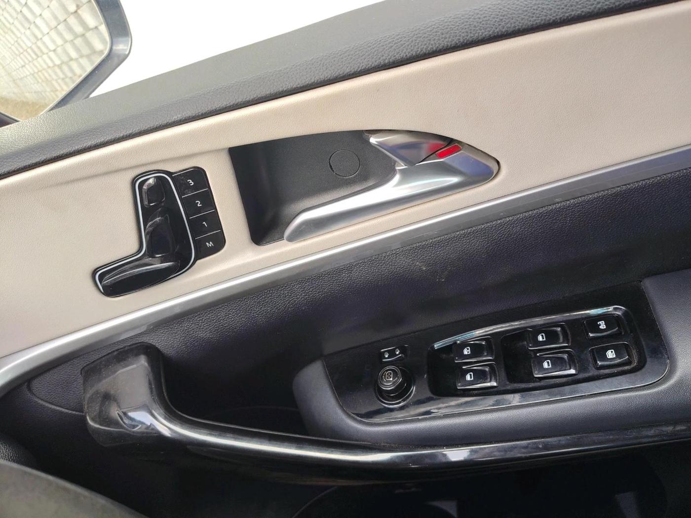 2022 Mahindra XUV700 AX 7 LUXURY D AT 7 STR, Diesel, Automatic, 1,57,743 km, interior