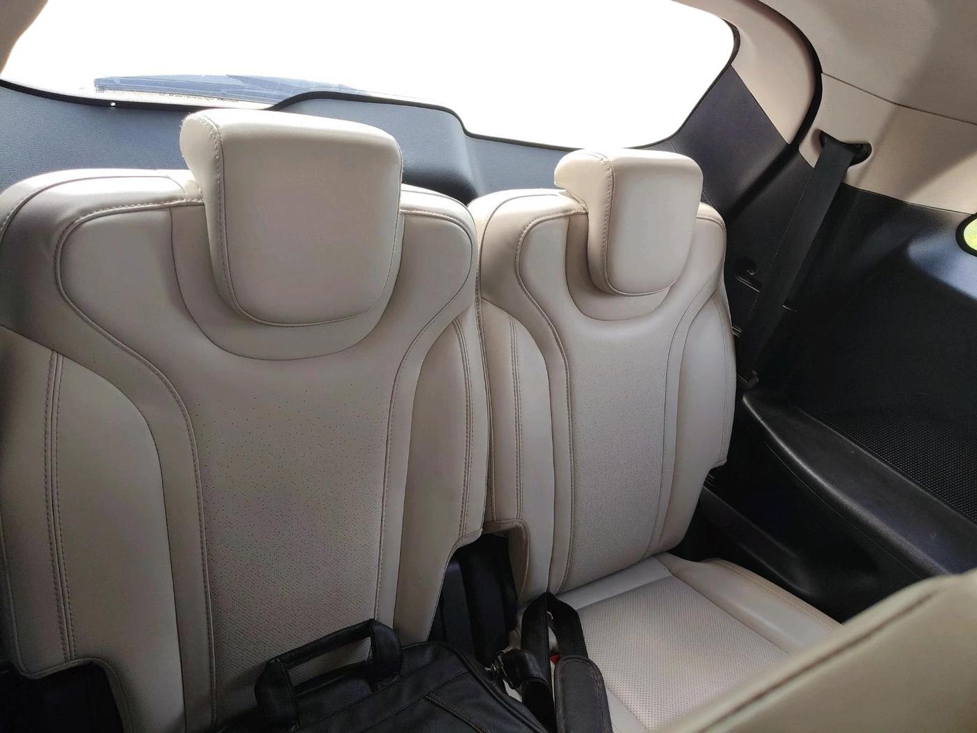 2022 Mahindra XUV700 AX 7 LUXURY D AT 7 STR, Diesel, Automatic, 1,57,743 km, interior