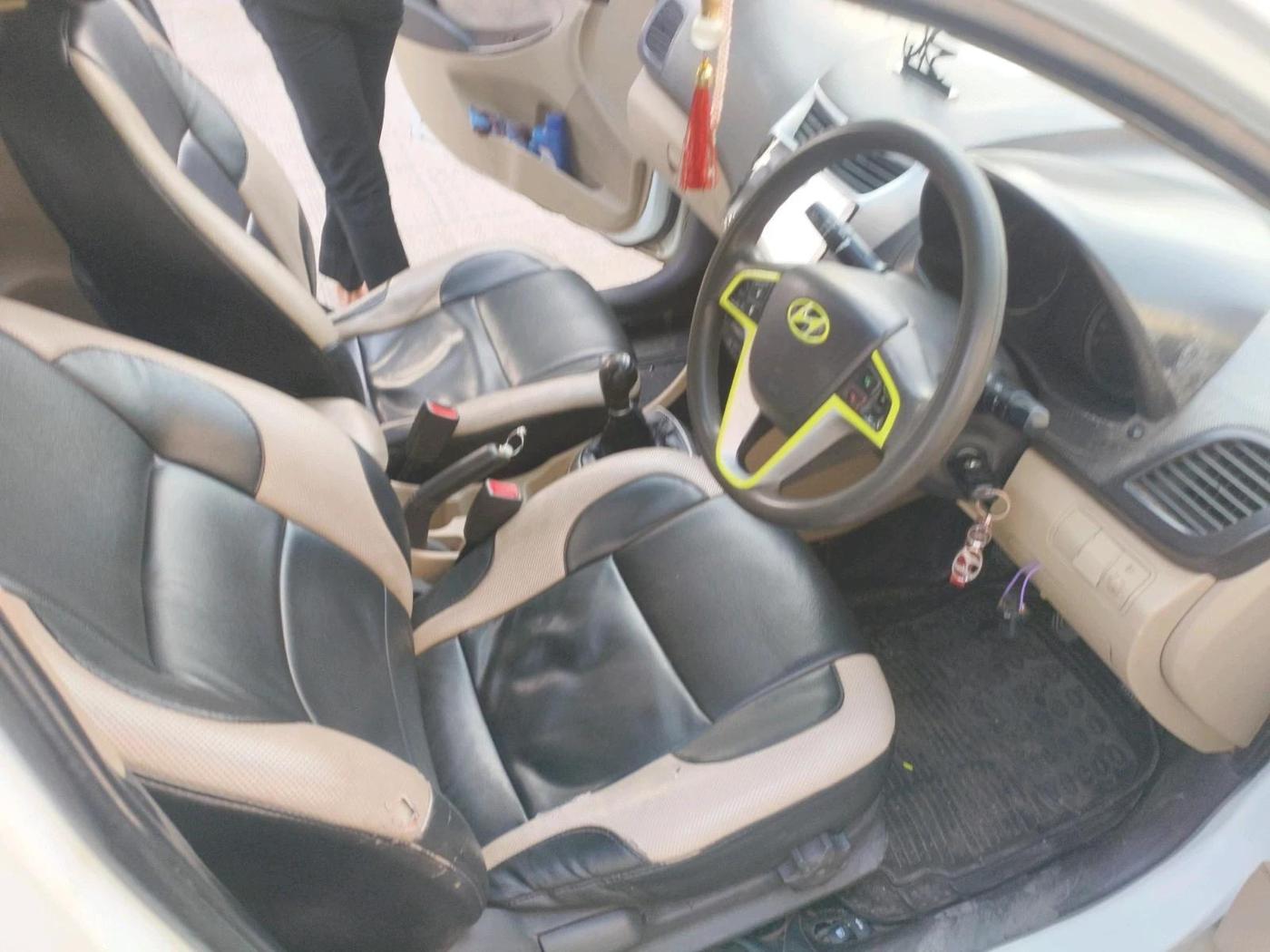 2011 Hyundai Verna FLUIDIC 1.6 CRDI EX, Diesel, Manual, 20,10,000 km, interior