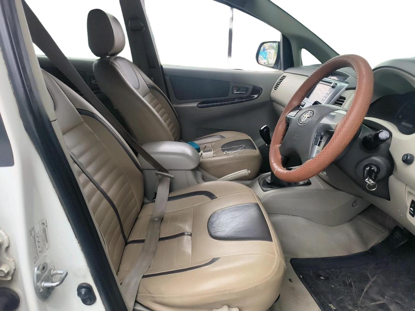 2014 Toyota Innova 2.5 VX 7 STR, Diesel, Manual, 1,36,893 km, interior