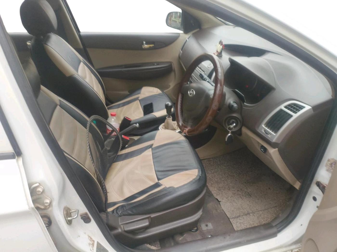 2011 Hyundai i20 MAGNA 1.2, CNG, Manual, 1,21,182 km, interior