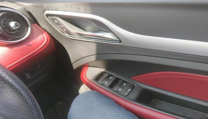 2022 MG ASTOR SAVVY 1.5 CVT S RED, Petrol, Automatic, 28,844 km, interior