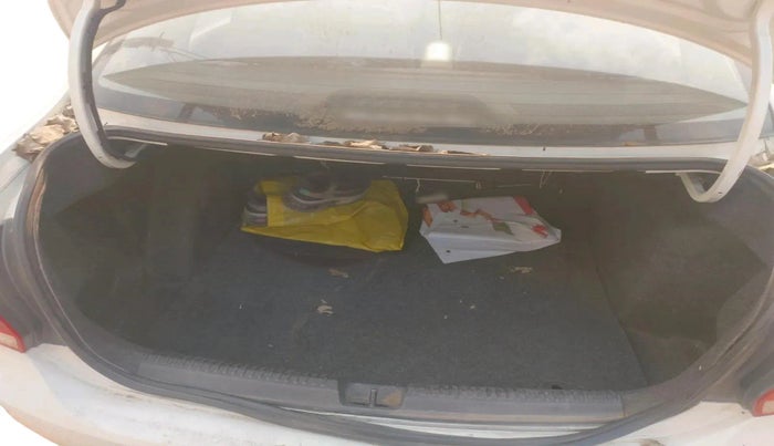 2011 Volkswagen Vento HIGHLINE 1.6 MPI, Petrol, Manual, 84,303 km, exterior