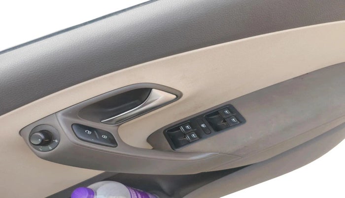 2011 Volkswagen Vento HIGHLINE 1.6 MPI, Petrol, Manual, 84,303 km, interior