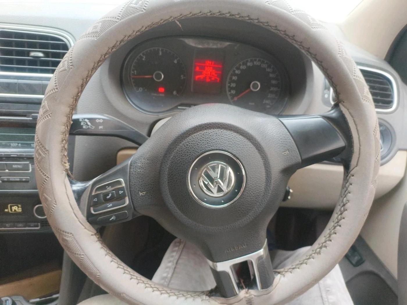 2013 Volkswagen Vento HIGHLINE DIESEL 1.6, Diesel, Manual, 1,04,914 km, interior
