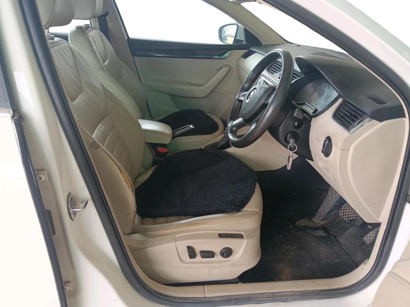2015 Skoda Octavia ELEGANCE 1.8 TSI AT, CNG, Automatic, 1,23,003 km, interior