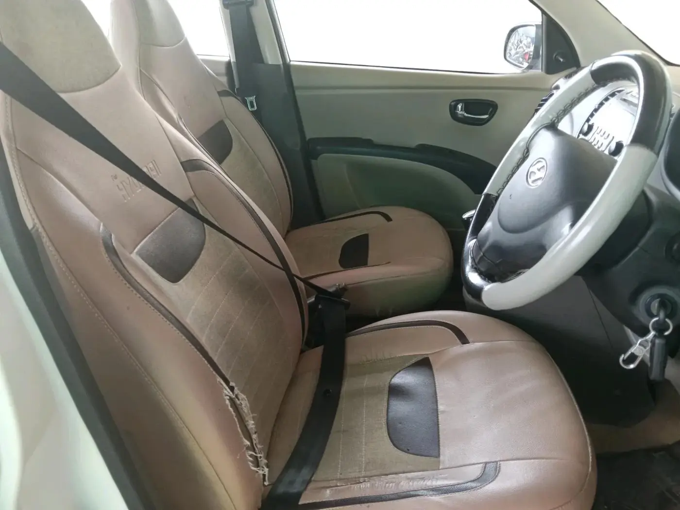 2016 Hyundai i10 SPORTZ 1.1, CNG, Manual, 73,950 km, interior