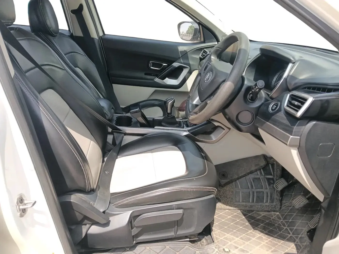 2021 Tata Safari XT, Diesel, Manual, 1,38,000 km, interior