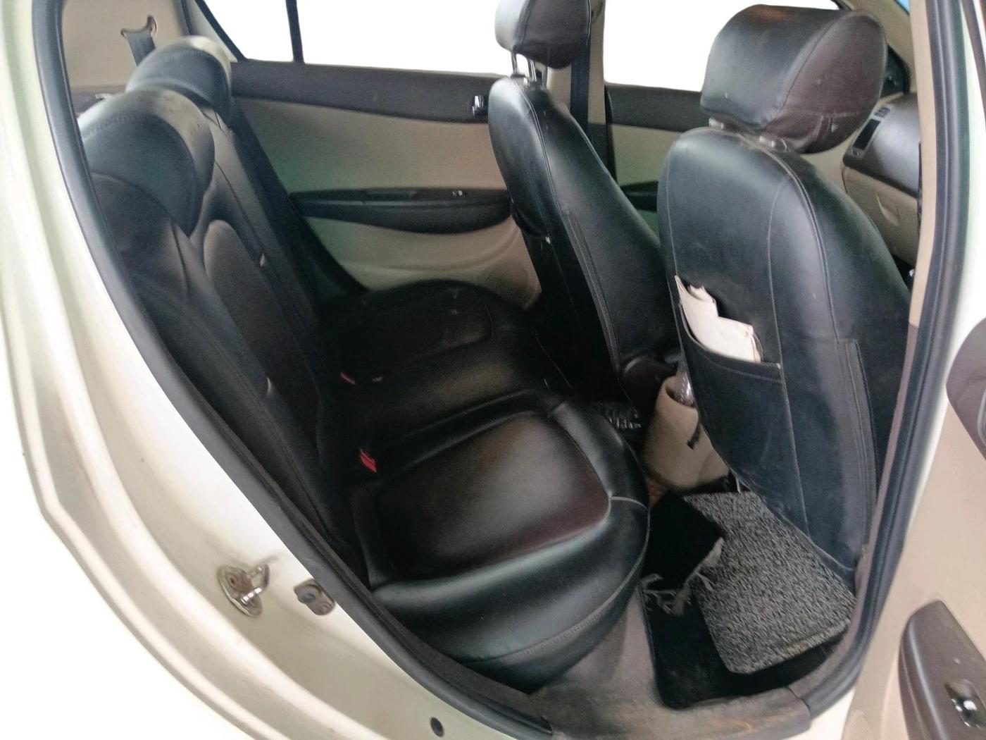 2011 Hyundai i20 MAGNA 1.2, CNG, Manual, 1,64,949 km, interior