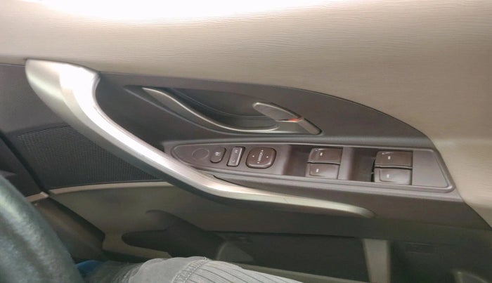 2013 Mahindra XUV500 W6, Diesel, Manual, 1,00,416 km, interior