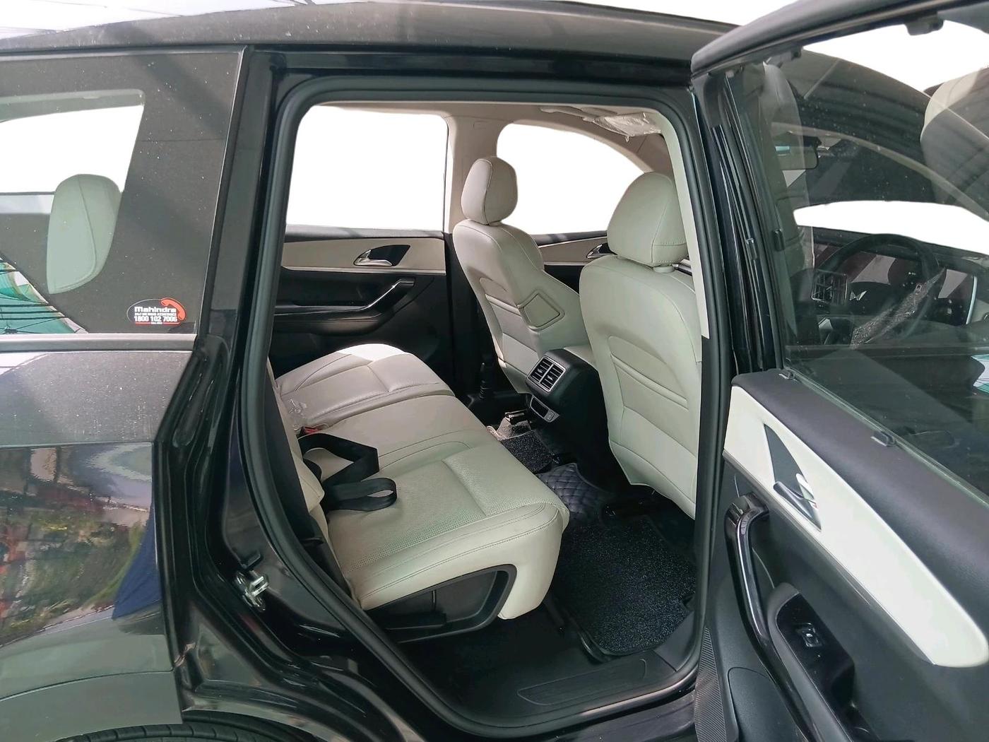 2024 Mahindra XUV700 AX 7 LUXURY D MT 7 STR, Diesel, Manual, 20,084 km, interior